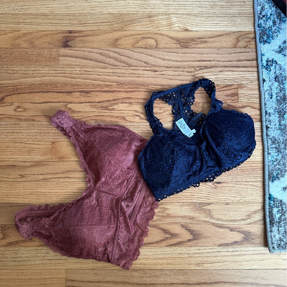 Set of bralettes